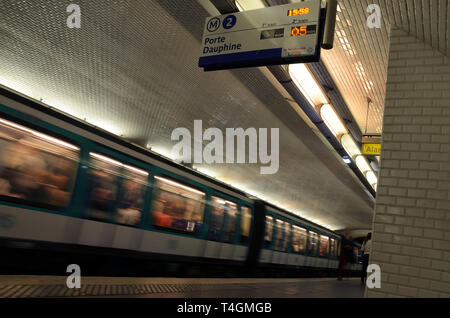 Porte Dauphine (Maréchal de Lattre de Tassigny) Station der Pariser Métro System Bahn. Zug in Bewegung und Passagiere. Bewegungsunschärfe. Zeichen Stockfoto