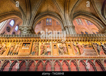 Interieur Skulpturen aus Holz, die Szenen des Christentums Geschichte, in Notre Dame de Paris Kathedrale vor 2019 Feuer Stockfoto