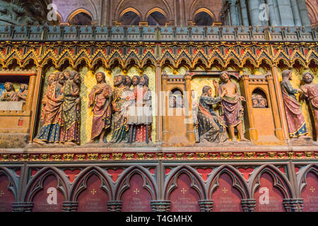 Interieur Skulpturen aus Holz, die Szenen des Christentums Geschichte, in Notre Dame de Paris Kathedrale vor 2019 Feuer Stockfoto