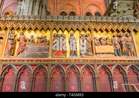 Interieur Skulpturen aus Holz, die Szenen des Christentums Geschichte, in Notre Dame de Paris Kathedrale vor 2019 Feuer Stockfoto