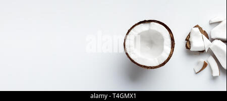 Gehackte coconut auf Weiß Stockfoto