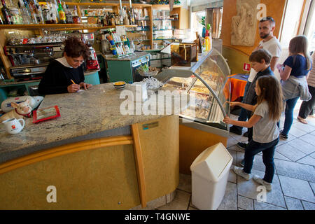 In eine Eisdiele in Triest, Italien Stockfoto