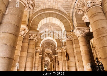 MADRID, Spanien - März 23,2019: Abstrakte Weitwinkelansicht Decke, Bögen und Säulen einer alten Kirche Innenraum in Madrid, Spanien Stockfoto