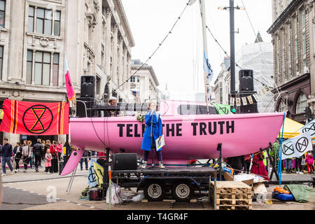 London UK 16 Apr 2019 eine Frau spricht vor der Boot mit "die Wahrheit" in der Oxford Street geschrieben. Stockfoto