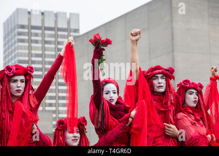 London UK 16 Apr 2019 Demonstranten an einer Blockade auf der Waterloo Bridge in der zweiten Tag des Protestes vom Aussterben Rebellion Gruppe. Stockfoto