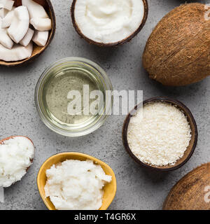 Coconut Stücke, Fleisch und Butter auf der Platte über Holz- Hintergrund, Ansicht von oben. Kochen mit Kokosnuß-Konzept Stockfoto
