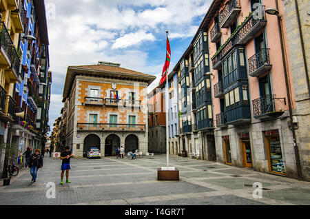 Rathaus in Tolosa mit den baskischen Fahne Stockfoto