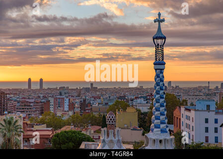 Sonnenaufgang im Park Güell in Barcelona, Spanien Stockfoto