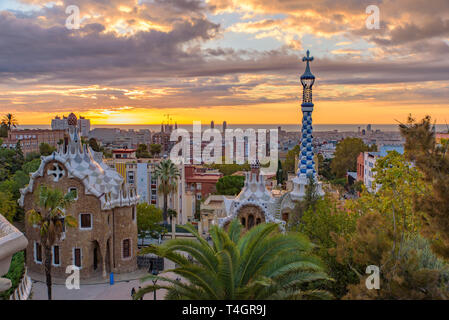 Sonnenaufgang im Park Güell in Barcelona, Spanien Stockfoto