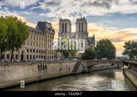 PARIS, FRANKREICH, Sept 14, 2017 Notre Dame de Paris, mittelalterliche katholische Kathedrale in Paris, Frankreich. Eines der bekanntesten Gebäude der Kirche in der Welt. Stockfoto