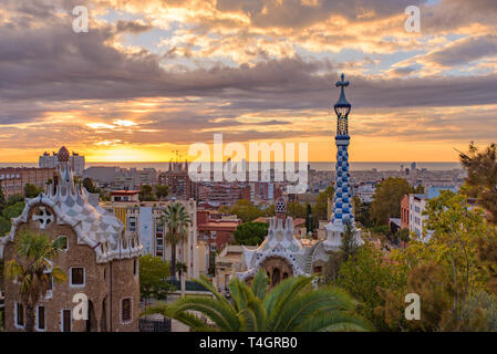 Sonnenaufgang im Park Güell in Barcelona, Spanien Stockfoto