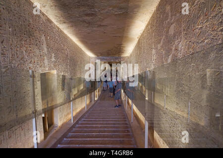 Luxor, Ägypten: Touristen besuchen das Grab KV11, das Grab des Pharao Ramses III. im Tal der Könige am Westufer des Nils. Stockfoto