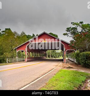 Conroe TX USA - 09/11/2018 - Rote Brücke 1. Stockfoto