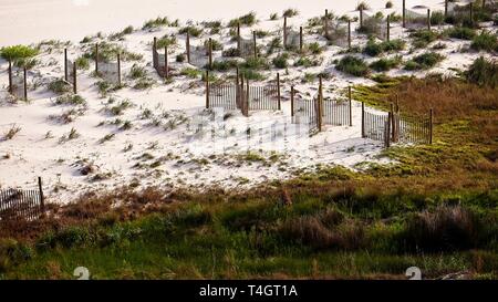 Gulf Shores AL USA - Gulf Shores AL USA - 05/04/2018 - Sanddünen mit Zaun in Gulf Shores AL Stockfoto