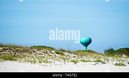 Gulf Shores AL USA - 05-04-2018 - Wassertank am Strand in den Dünen Stockfoto