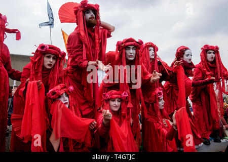 Aussterben Rebellion Umweltaktivisten besetzen Waterloo Bridge, London. Performance Group Invisible Circus in der Protest beteiligen. Stockfoto