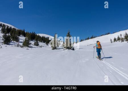 Frau mit Tourenski im Bergland, Rax, Niederösterreich, Österreich Stockfoto