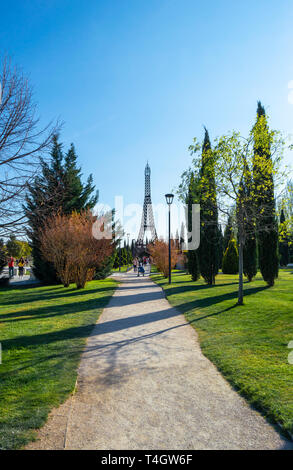 Die Reproduktion der Eiffelturm von Paris im Europa Park von Torrejon de Ardoz. Mit einer Menge von Denkmälern der Städte Europas. Stockfoto