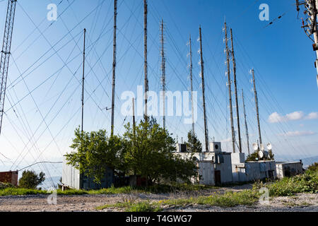 Kommunikation Türme, Antennen und Gerichte über die Berge Stockfoto