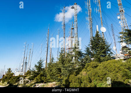 Kommunikation Türme, Antennen und Gerichte über die Berge Stockfoto