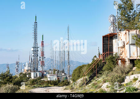 Kommunikation Türme, Antennen und Gerichte über die Berge Stockfoto