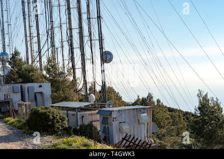 Kommunikation Türme, Antennen und Gerichte über die Berge Stockfoto