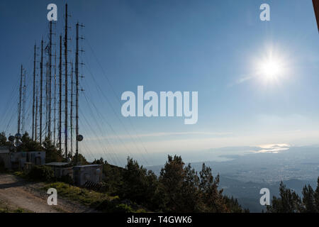 Kommunikation Türme, Antennen und Gerichte über die Berge Stockfoto