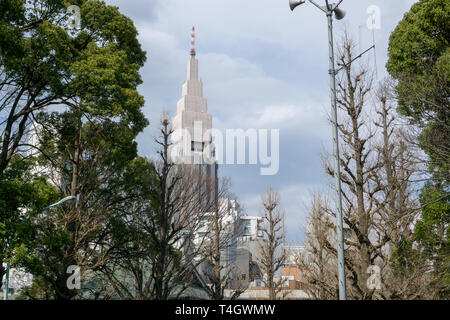 Meiji-Jingu Wald ist riesig und auf erstaunliche Erfahrung der japanischen Natur bietet viele Einblicke in die Japanische Design und Architektur. Stockfoto