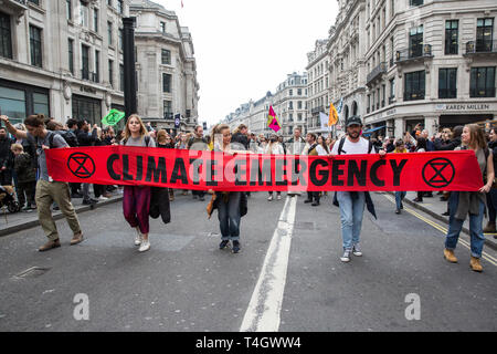 London, Großbritannien. 16. April 2019. Klimawandel Aktivisten vor dem Aussterben Rebellion März bis die Regent Street in Richtung Oxford Circus am zweiten Tag des Inte Stockfoto