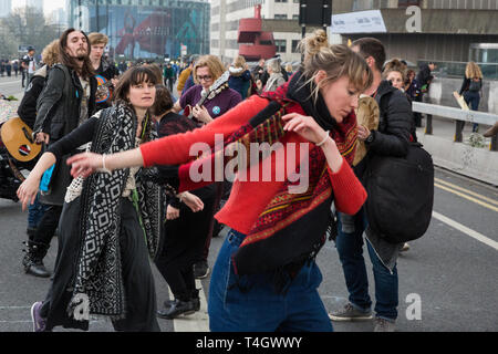 London, Großbritannien. 16. April 2019. Klimawandel Aktivisten vor dem Aussterben Rebellion Tanz als Sie Waterloo Bridge am zweiten Tag der Internationa besetzen