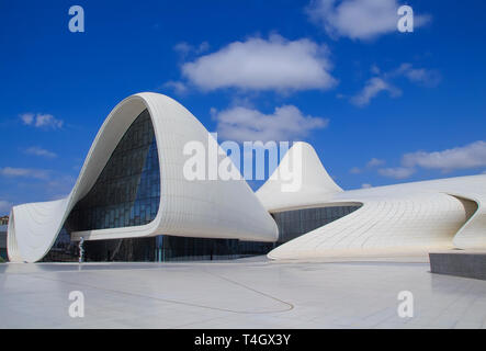 Baku. Aserbaidschan - 10. September - 2016: Heydar Aliyev Center Museum in Baku, Aserbaidschan. Kosmische Architektur von Zaha Hadid Architekten. Moderne kulturelle c Stockfoto