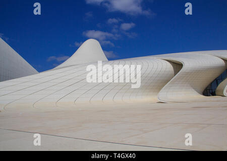 Baku. Aserbaidschan - 10. September - 2016: Heydar Aliyev Center Museum in Baku, Aserbaidschan. Kosmische Architektur von Zaha Hadid Architekten. Moderne kulturelle c Stockfoto