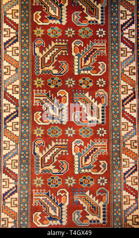 Baku. Aserbaidschan. September 5, 2015. Museum von Teppichen. Aserbaidschan schönen Teppich in blau, rot und gelb Tönen Stockfoto