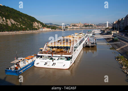 Budapest, Ungarn - 12. August 2017: Kreuzfahrtschiff Touristen auf der Donau in Budapest günstig im Sommer Tag. Stockfoto