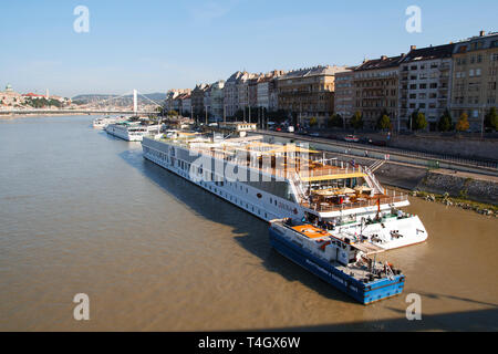 Budapest, Ungarn - 12. August 2017: Kreuzfahrtschiff Touristen auf der Donau in Budapest günstig im Sommer Tag. Stockfoto