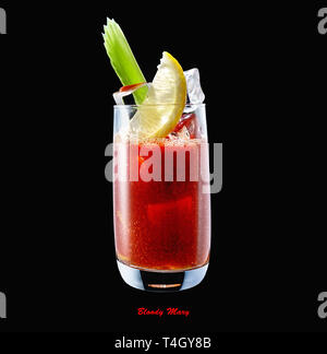 Cocktail Bloody Mary in einem Glas auf einem schwarzen Hintergrund, einen Cocktail aus Wodka und Tomatensaft mit Sellerie, Zitronensaft und Gewürzen Stockfoto