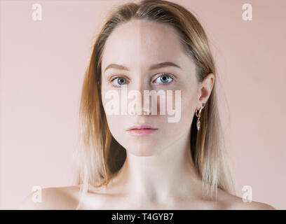 Beauty concept - retuschieren Vor und Nach. Schöne Frau mit blauen Augen. Stockfoto