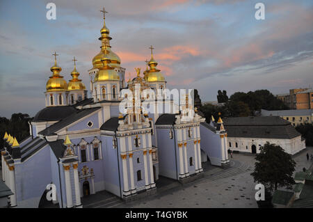 September 12, 2010 - Historische Architektur im Zentrum von Kiew gegen den blauen Himmel mit weißen Wolken. In der Ukraine. Kiew Stockfoto