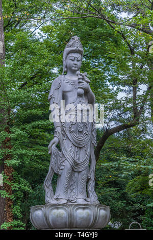 Minato-ku, Tokio - 11. August 2017: Sho Kannon Statue. Principal Inkarnation von Avalokiteshvara, Bodhisattva des Mitgefühls an Zojo-ji Tempel. Stockfoto