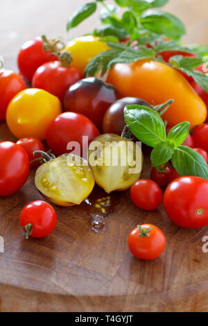 Eine bunte Auswahl an heirloom Tomaten Sorten, Essen diversity Konzept Stockfoto