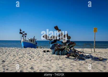 Boot und Netze am Strand der Ostsee in Polen. Stockfoto