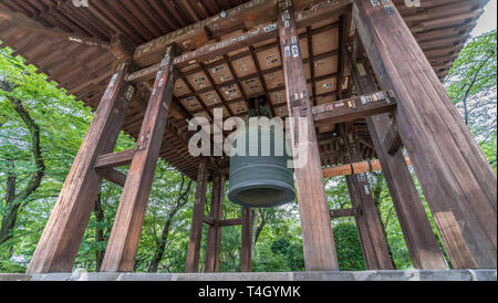 Minato-ku, Tokio - 11. August 2017: Bonsho Bell innen Fukihanachi stil Shoro - Glockenturm und Senjafuda (donnor Aufkleber) an Zojo-ji Tempel, Chinzei b Stockfoto