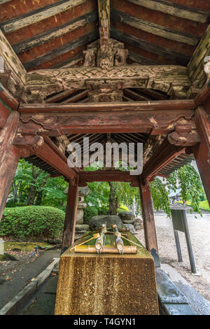 Minato-ku, Tokio - 11. August 2017: Oben Blick auf Chozuya oder Temizuya (Wasser Waschung Pavillon) an Zojo-ji Tempel, chinzei Zweig der Jodo-shu Buddhi Stockfoto