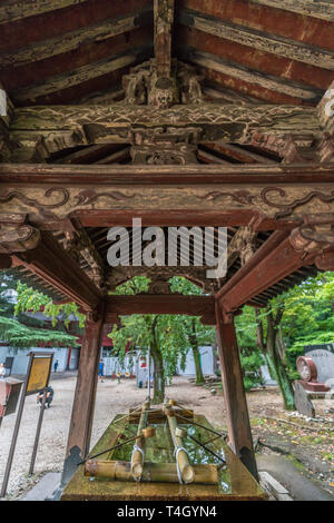 Minato-ku, Tokio - 11. August 2017: Oben Blick auf Chozuya oder Temizuya (Wasser Waschung Pavillon) an Zojo-ji Tempel, chinzei Zweig der Jodo-shu Buddhi Stockfoto