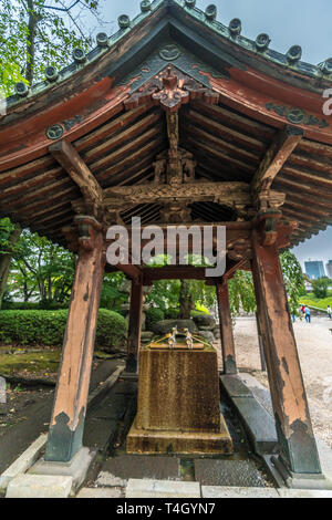 Minato-ku, Tokio - 11. August 2017: Chozuya oder Temizuya (Wasser Waschung Pavillon) an Zojo-ji Tempel, chinzei Zweig der Jodo-shu Buddhismus. Stockfoto