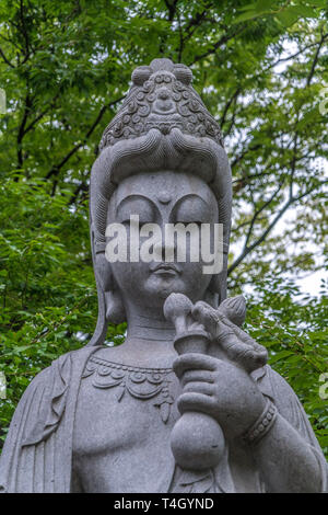 Minato-ku, Tokio - 11. August 2017: Kopf detail von Sho Kannon Statue. Principal Inkarnation von Avalokiteshvara, Bodhisattva des Mitgefühls an Zojo Stockfoto