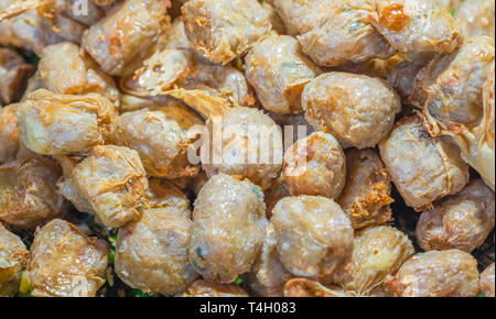 Frittierte Krabbenfleisch Rollen oder Hoi Jo. Traditionelle Thailand und Chinesisches Essen für die Vorspeise. Asiatische traditionelle Muster Textur Hintergrund. Stockfoto