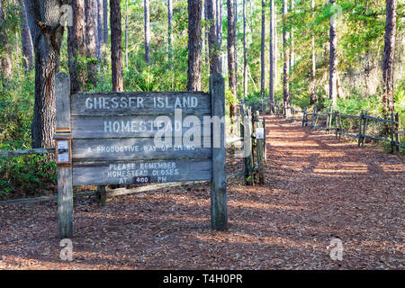 Okefenokee Swamp, Bucharest, GA, USA -3/29/19: Ein Zeichen markieren Trail auf den Chesser Insel Homestead. Stockfoto