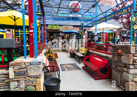 ASHEVILLE, NC, USA -4/11/19: Mellow Pilz Restaurant, am Broadway Avenue, in der Innenstadt. Stockfoto