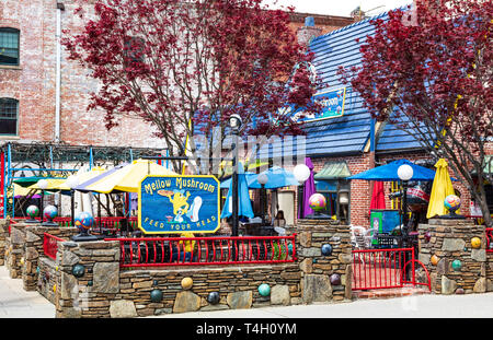 ASHEVILLE, NC, USA -4/11/19: Mellow Pilz Restaurant, am Broadway Avenue, in der Innenstadt. Stockfoto